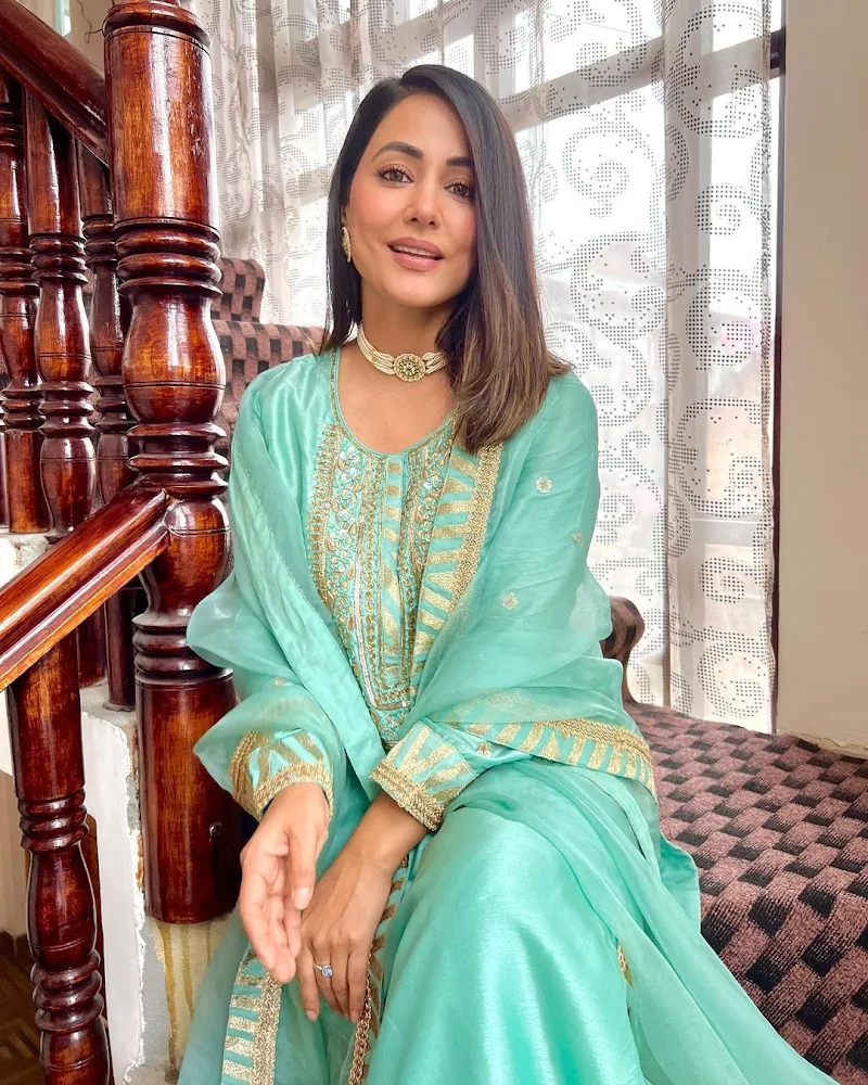 Hina Khan indian outfit beautiful face