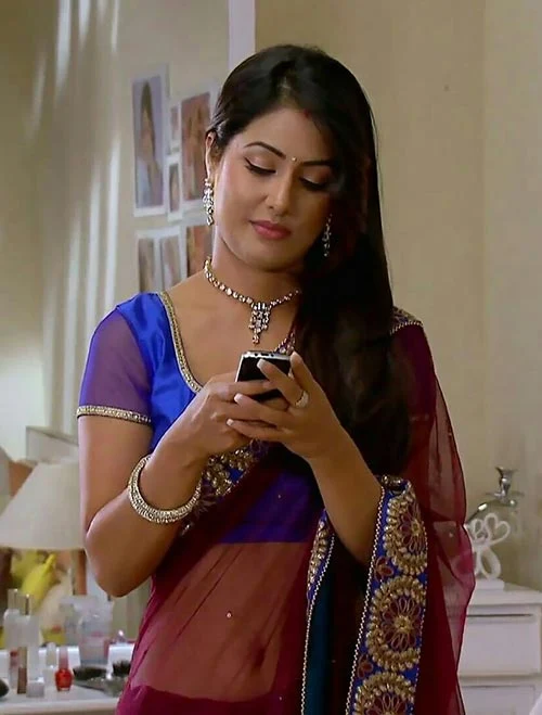 Hina Khan navel saree hot actress