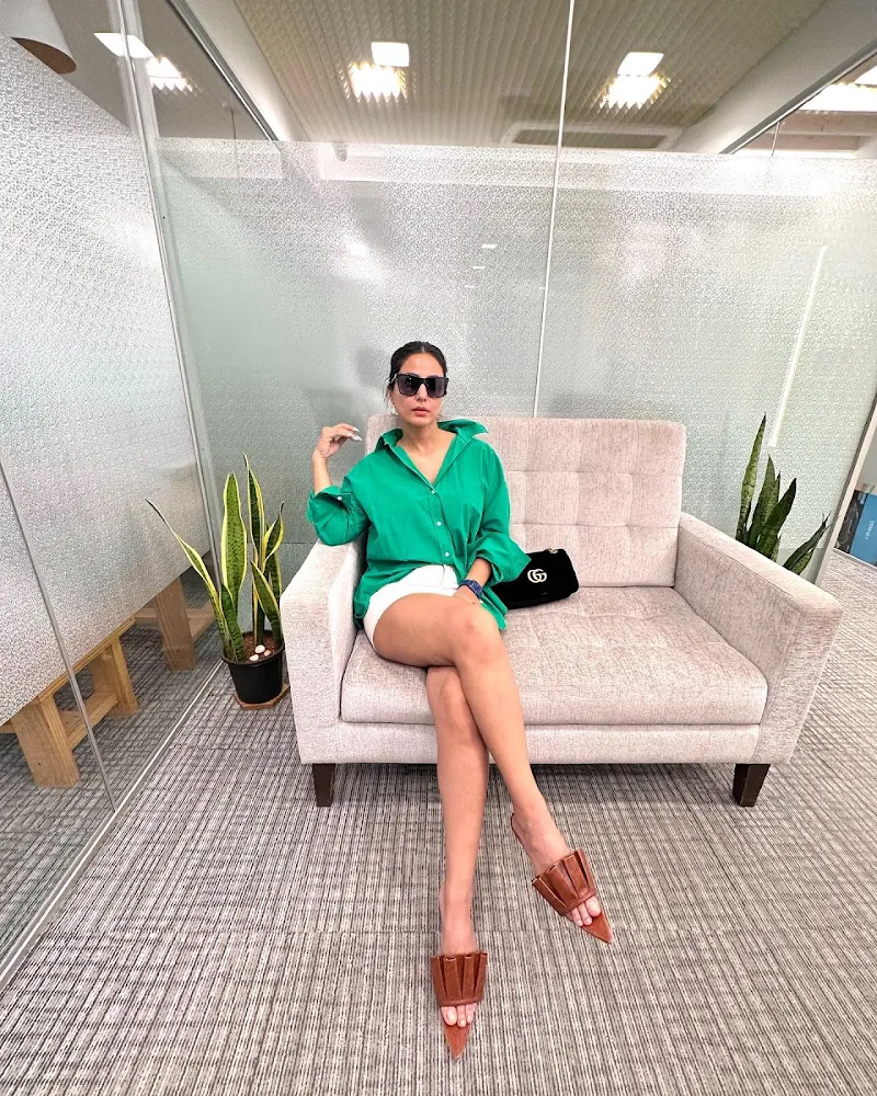 Hina Khan sexy legs white shorts green shirt