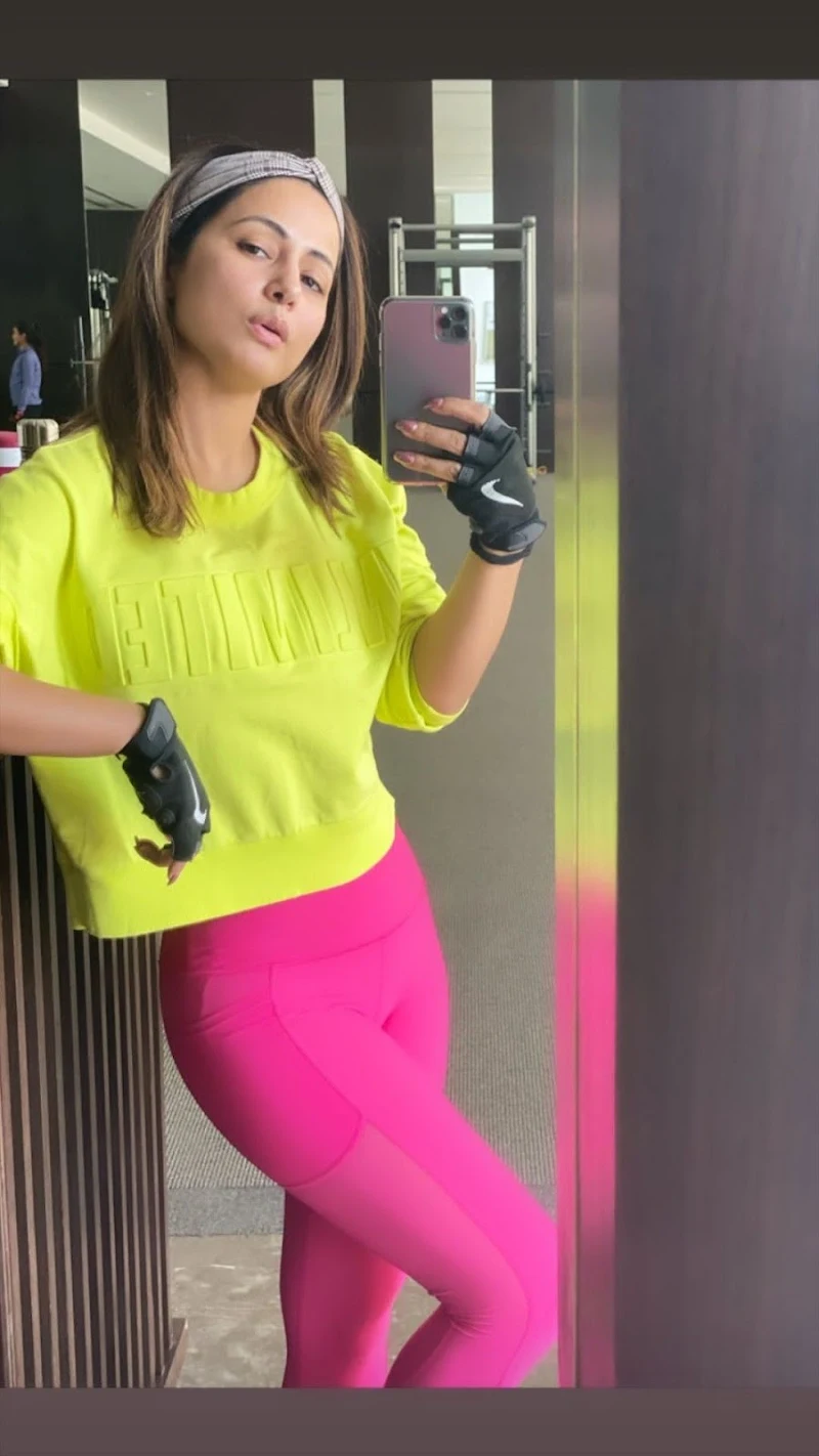 hina khan sweaty gym hot selfie photos