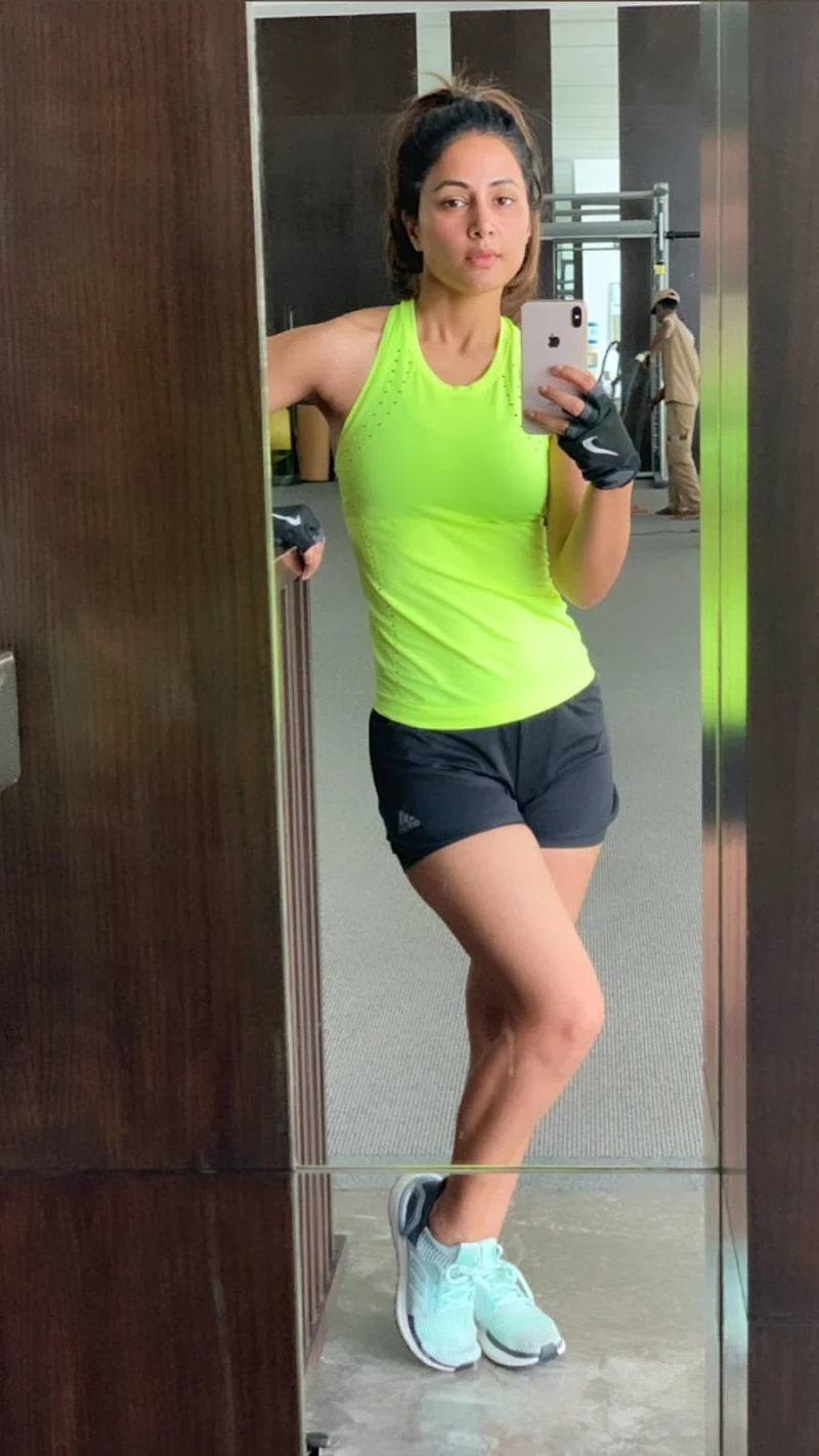 hina khan sweaty gym hot selfie photos