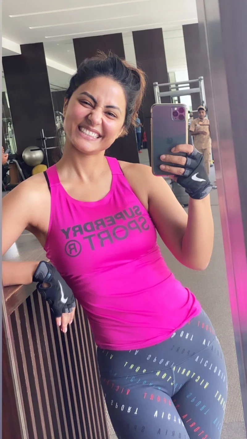 hina khan sweaty gym hot selfie photos