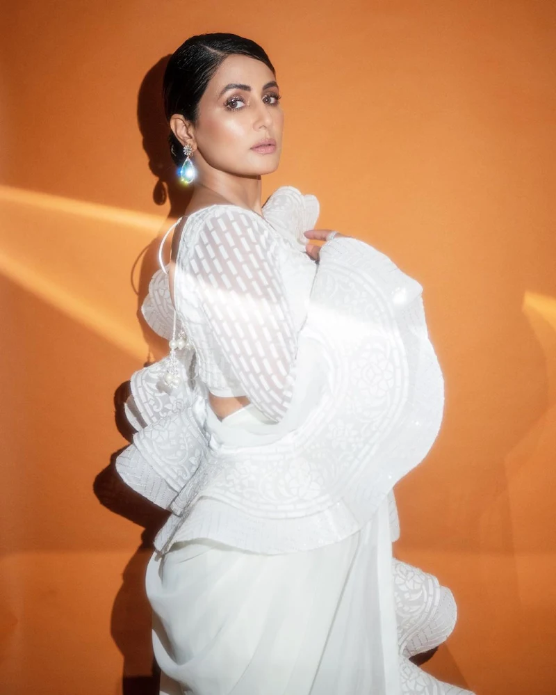 Hina Khan white saree hot stylish actress