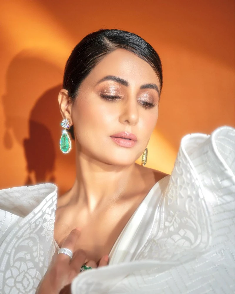 Hina Khan white saree hot stylish actress