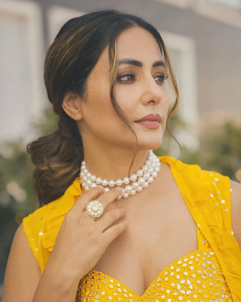 Hina Khan yellow outfit beautiful actress