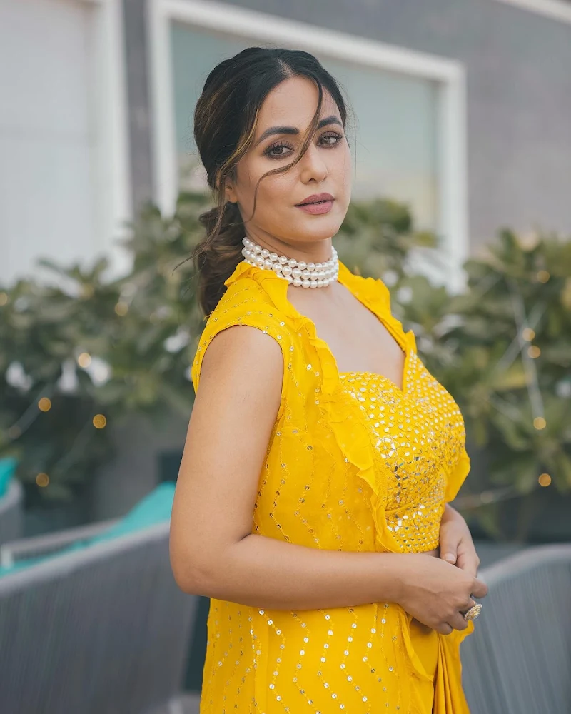 Hina Khan yellow outfit beautiful actress