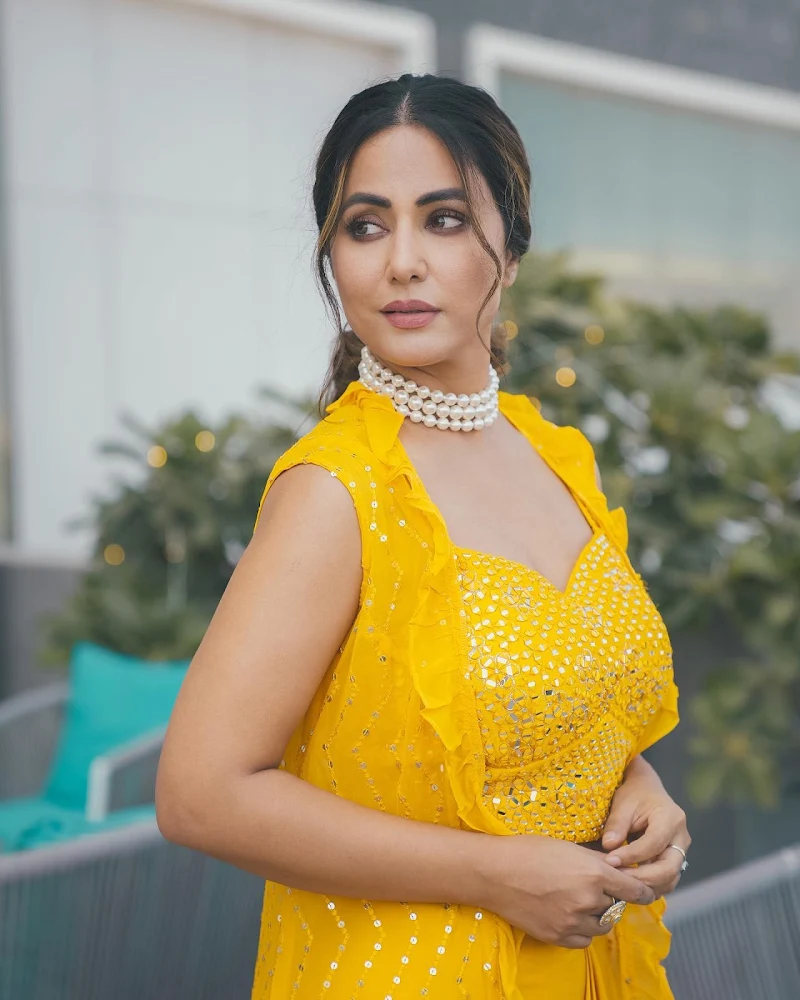 Hina Khan yellow outfit beautiful actress