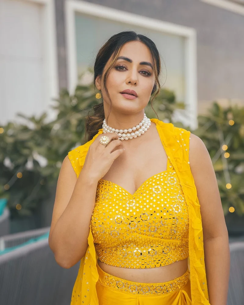 Hina Khan yellow outfit beautiful actress