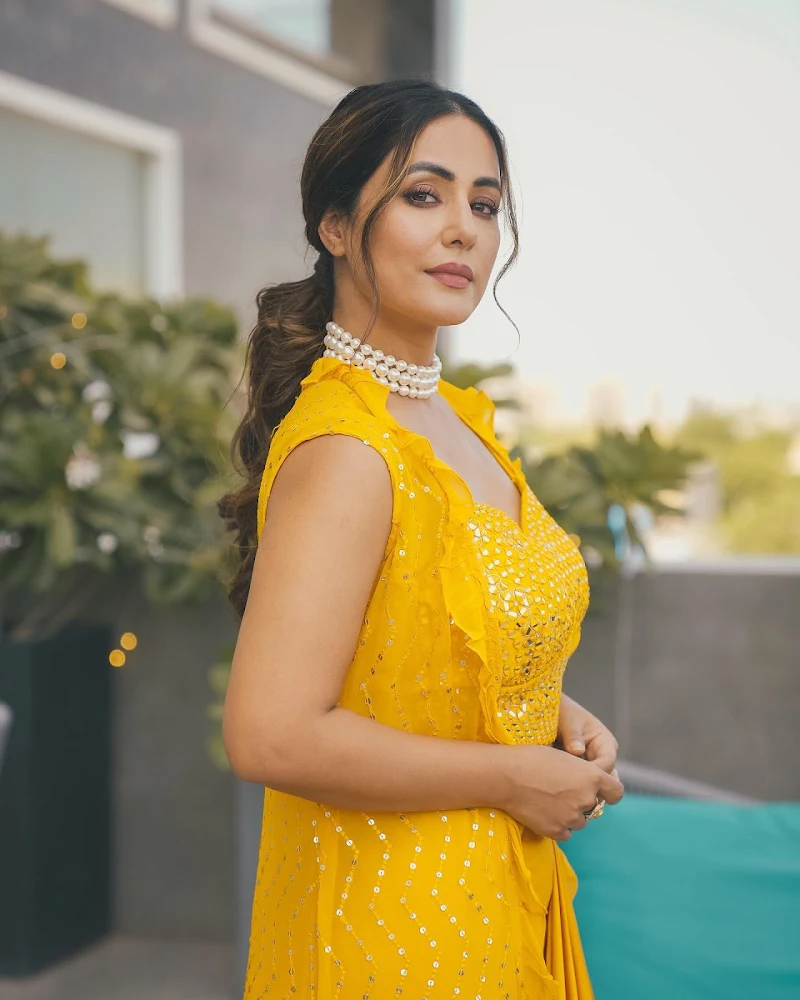 Hina Khan yellow outfit beautiful actress