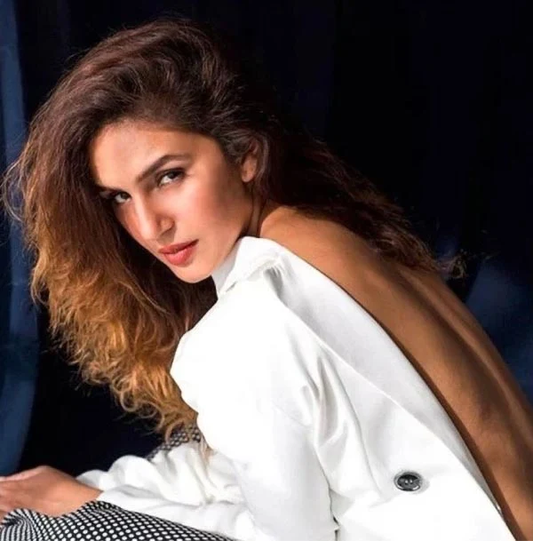 huma qureshi backless hot curvy actress