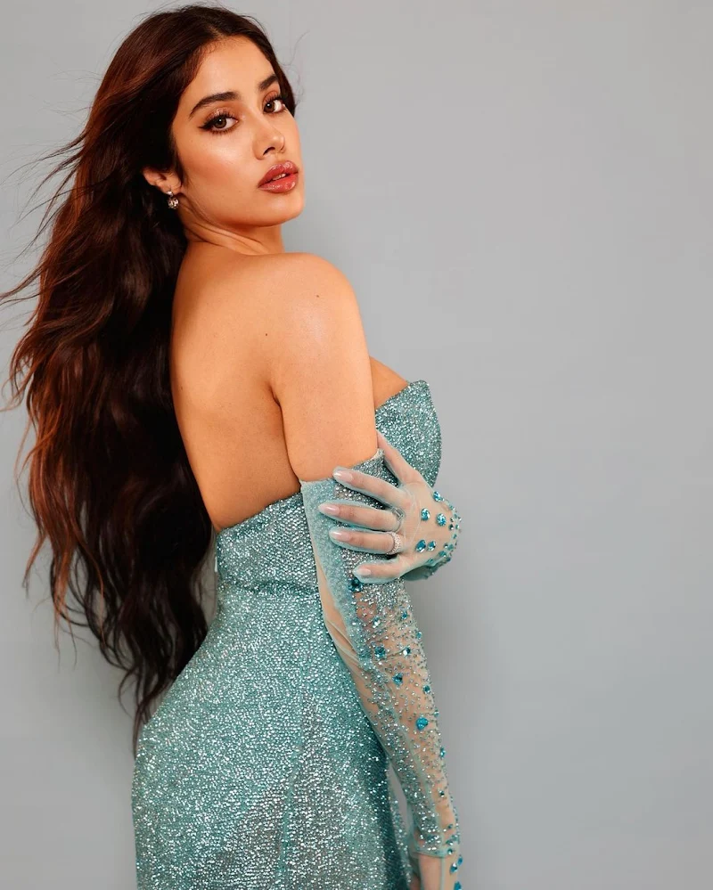 janhvi kapoor sexy back backless dress