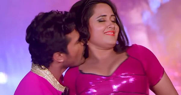 Watch Kajal Raghwani in Sarso Ke Sagiya – hot bhojpuri song feat. Khesari Lal Yadav. Female vocals by Priyanka Singh.