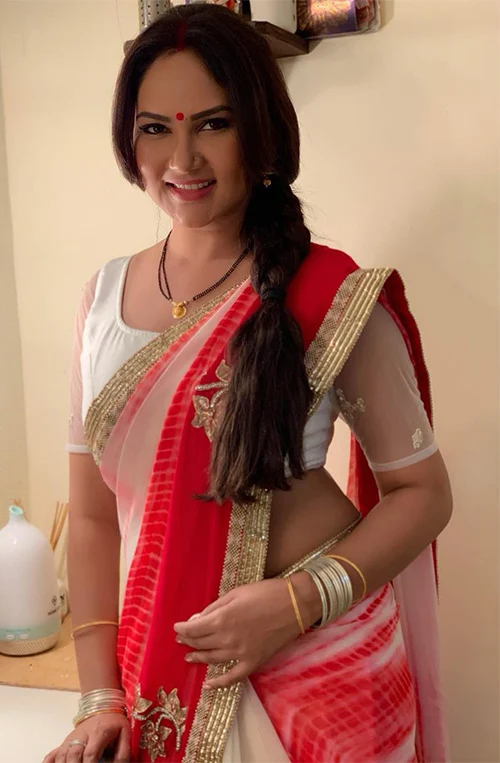 Kamna Pathak saree hot actress happu ki ultan paltan