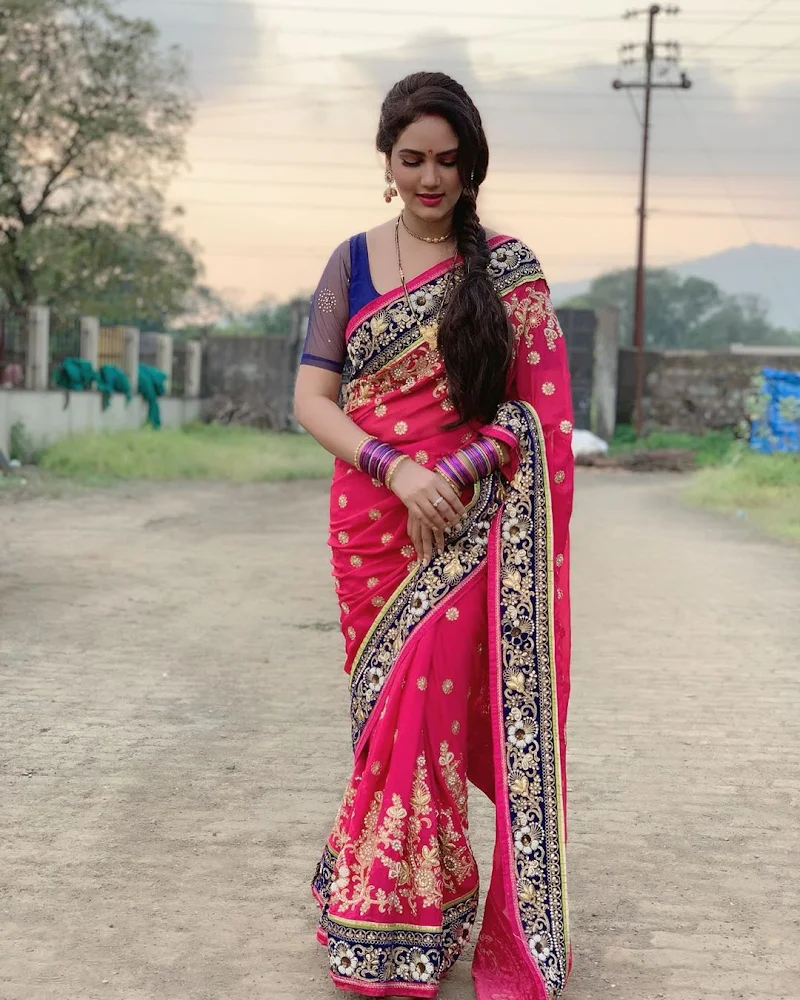 Kamna Pathak saree hot actress happu ki ultan paltan