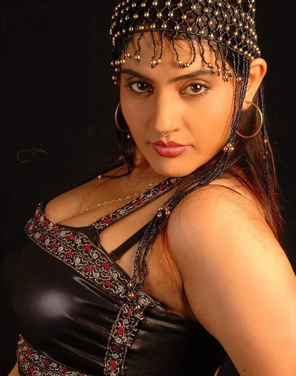 Kanchan Arora hot photos nuefliks actress