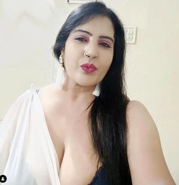 Kanchan Arora cleavage saree hot photos nuefliks actress