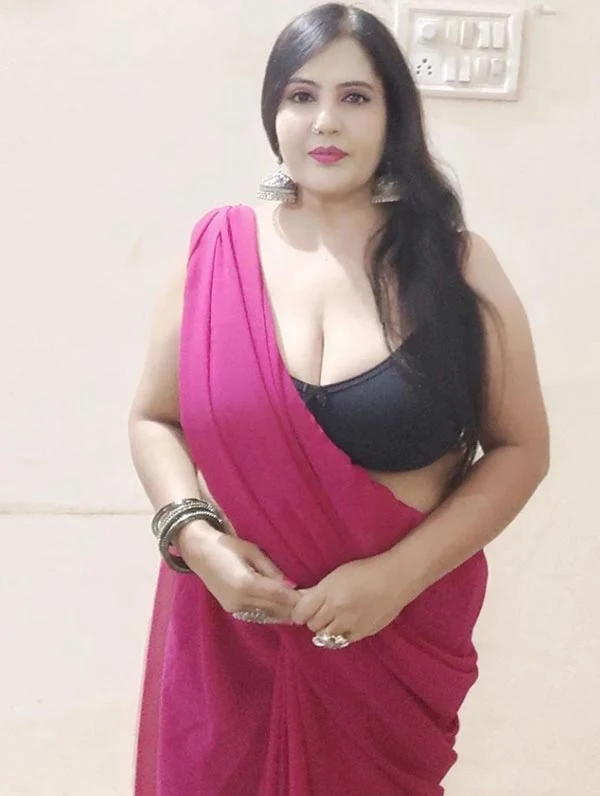 Kanchan Arora cleavage saree hot photos nuefliks actress