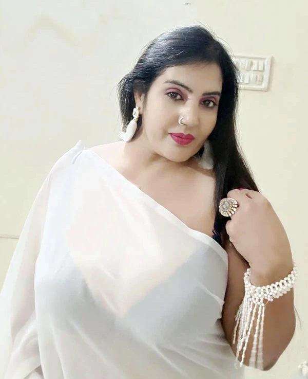 Kanchan Arora saree hot photos nuefliks actress