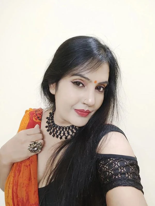 Kanchan Arora saree hot photos nuefliks actress