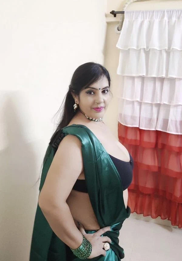 Kanchan Arora saree hot photos nuefliks actress