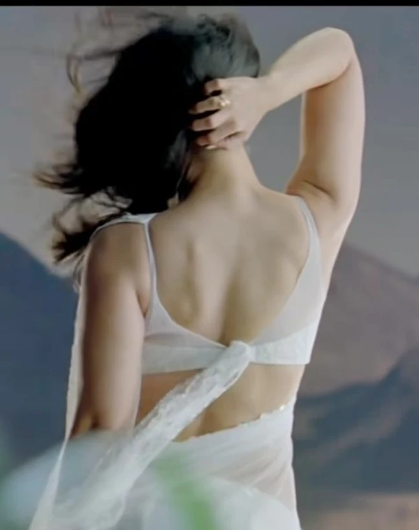 kareena kapoor backless white saree sexy back