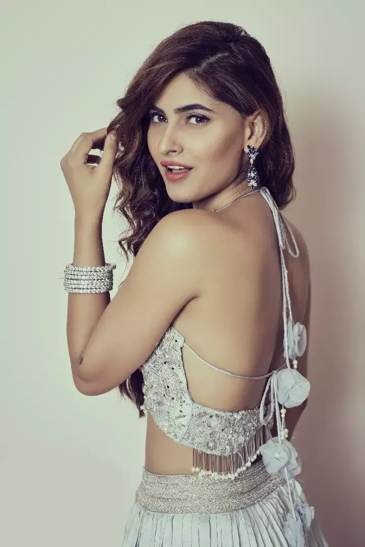 karishma sharma sexy back indian actress backless