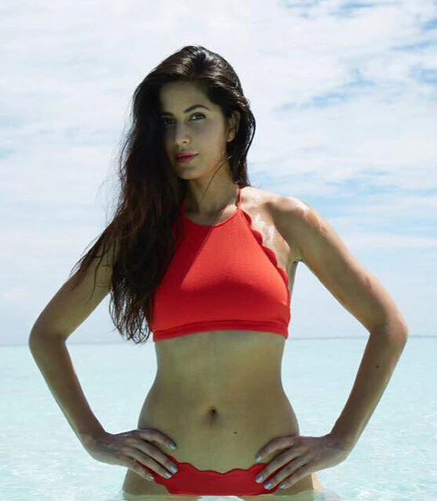 katrina kaif red bikini navel hot bollywood actress