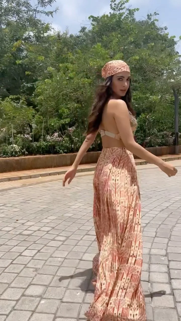 kiara advani backless hot bollywood actress