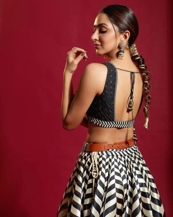 Kiara Advani backless blouse indian actress