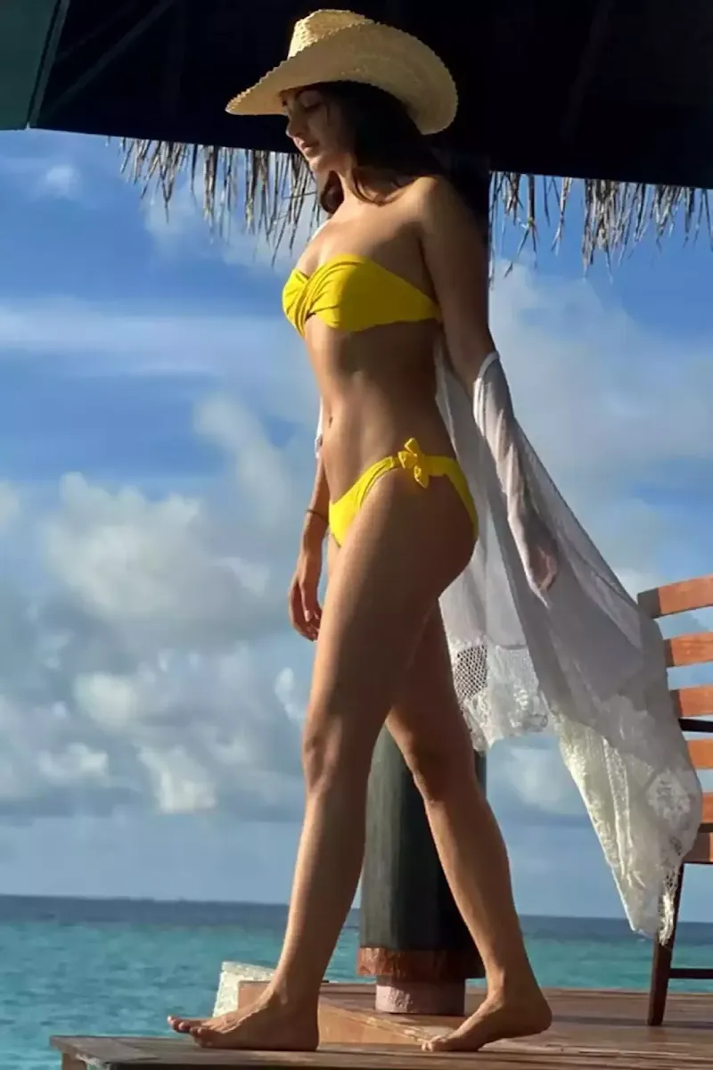 kiara advani bikini yellow sexy body