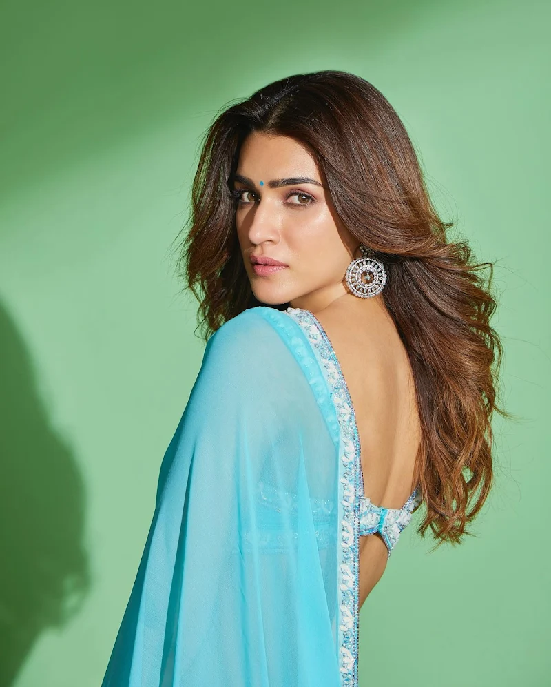 Kriti sanon blue saree