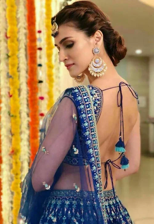 Kriti Sanon backless saree sexy back bollywood actress