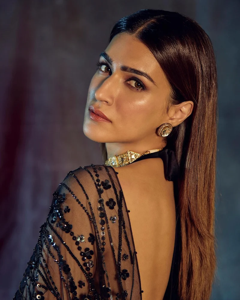 Kriti Sanon backless saree sexy back bollywood actress