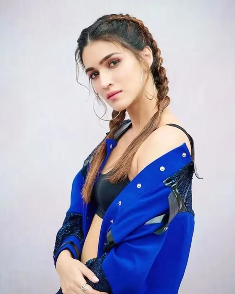 Kriti sanon blue jacket