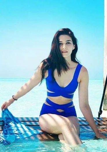 Kriti sanon blue swimsuit