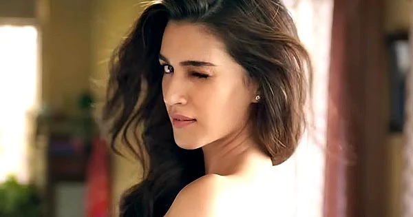 Kriti Sanon loves to wink – see these 9 GIFs.