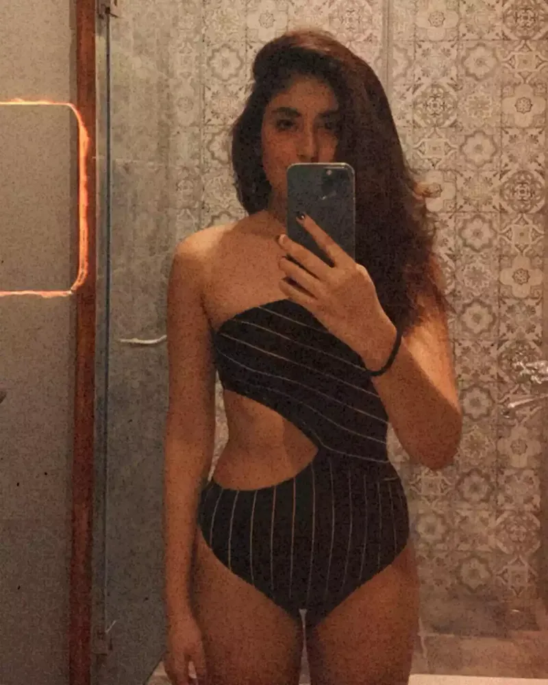 kritika-kamra-bikini-selfie-hot-actress-2028629.webp