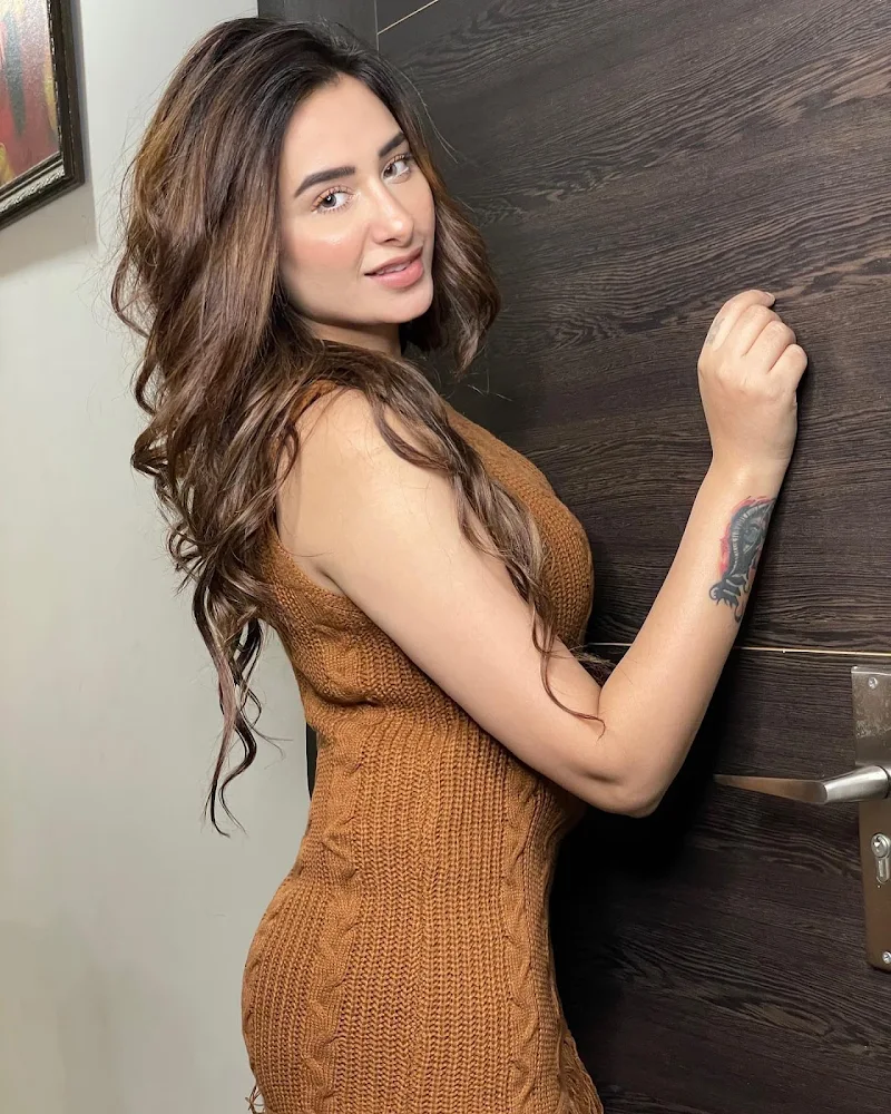 mahira sharma curvy body tight dress hot tv actress