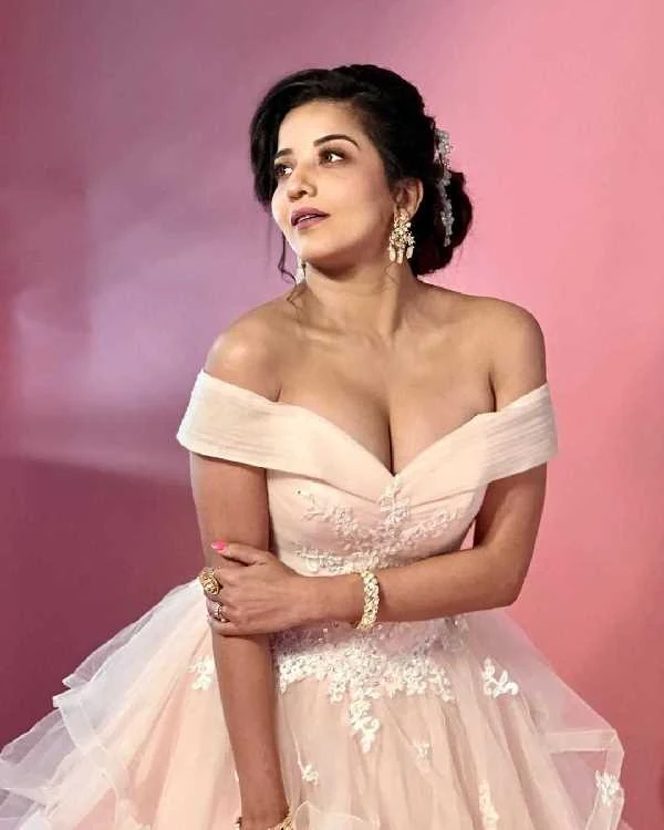 monalisa cleavage off shoulder dress tv actress