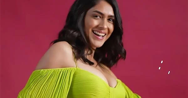 15 hottest GIFs of Mrunal Thakur flaunting her fine curves and ample cleavage.