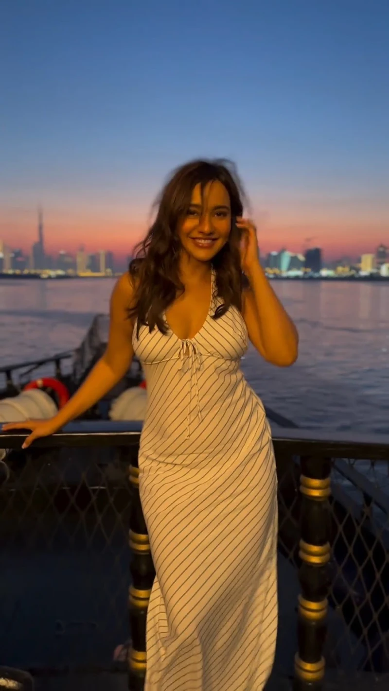 neha-sharma-cleavage-smile-stylish-dress-%20%287%29