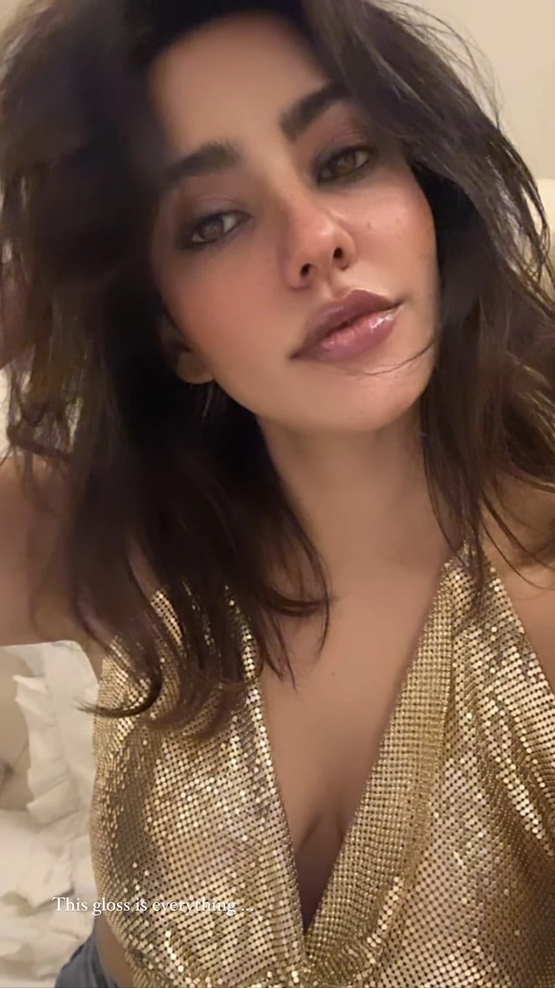 neha sharma golden top cleavage