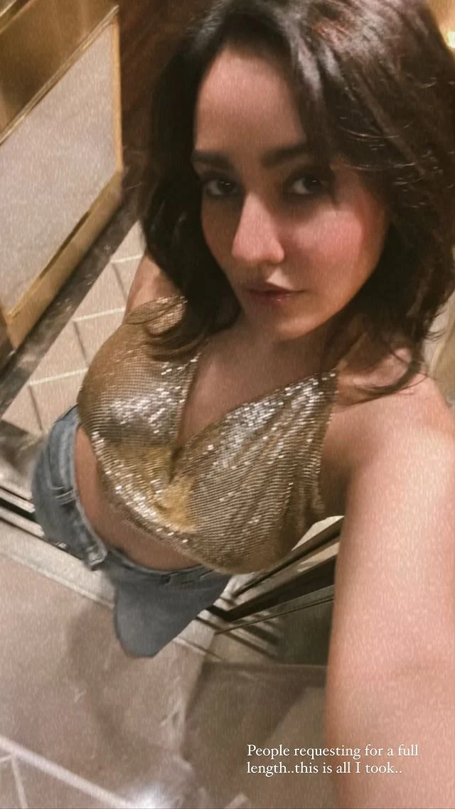 neha sharma golden top cleavage