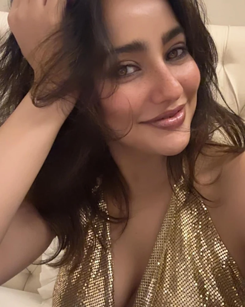 neha sharma golden top cleavage