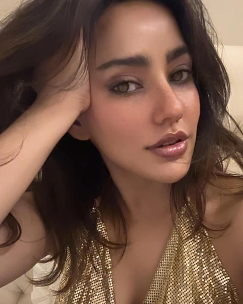 neha sharma golden top cleavage