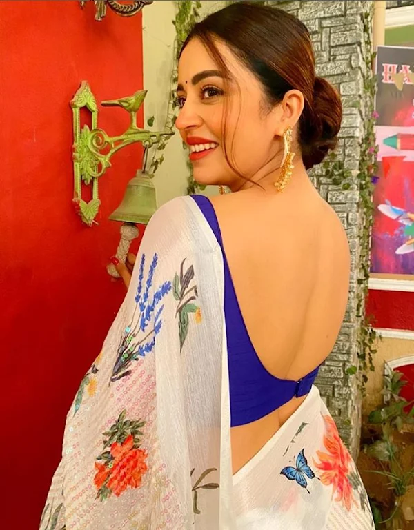 nehha pendse backless saree actress bhabhi ji ghar par hain