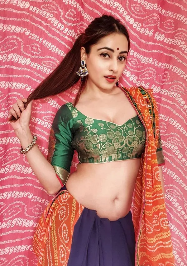 Niyati Fatnani navel saree hot actress nazar