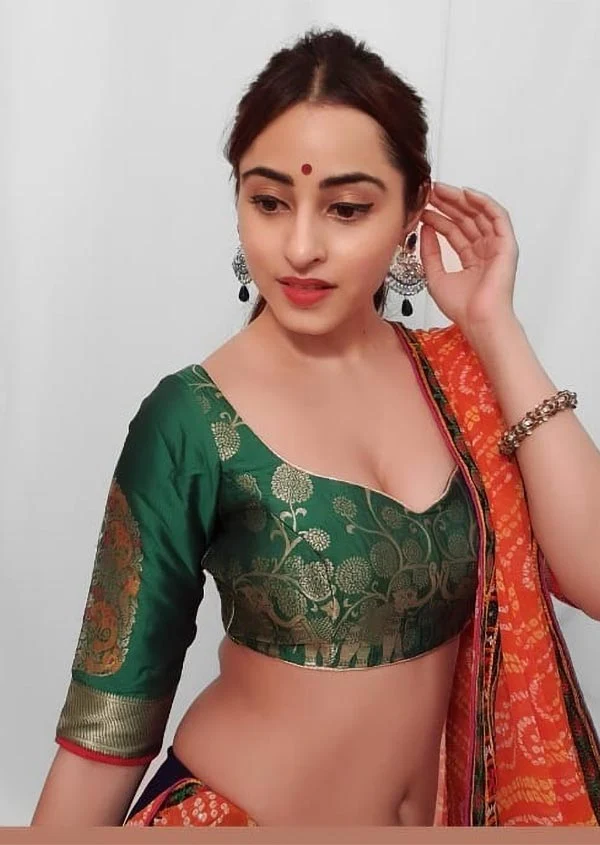 Niyati Fatnani saree hot actress nazar