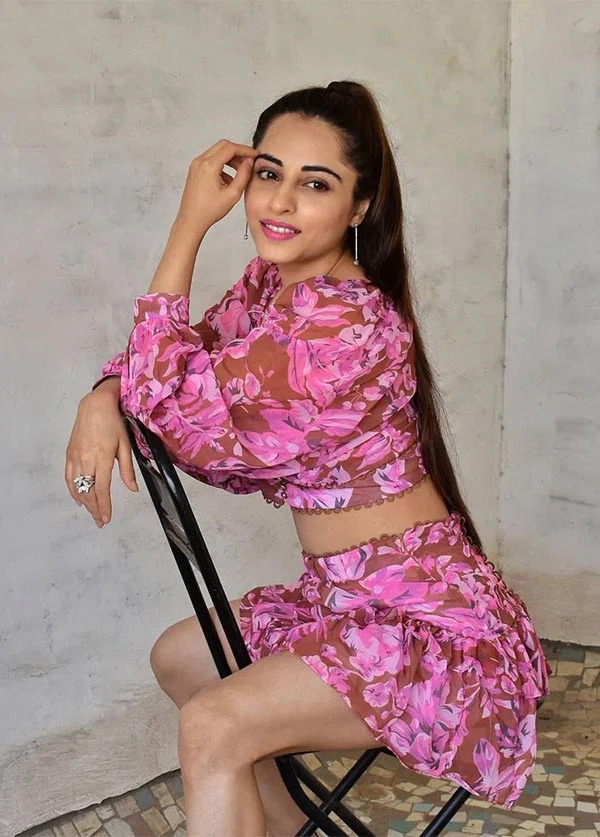 Niyati Fatnani hot actress nazar