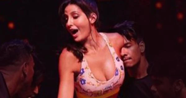 Nora Fatehi cleavage bra iifa dance bts